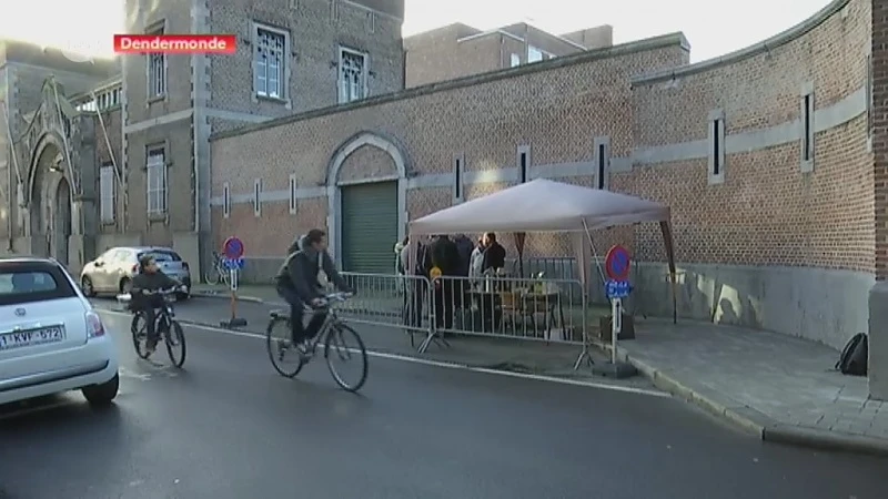 Actie aan gevangenispoort Dendermonde: "Bezoekers buiten laten wachten is mensonwaardig"