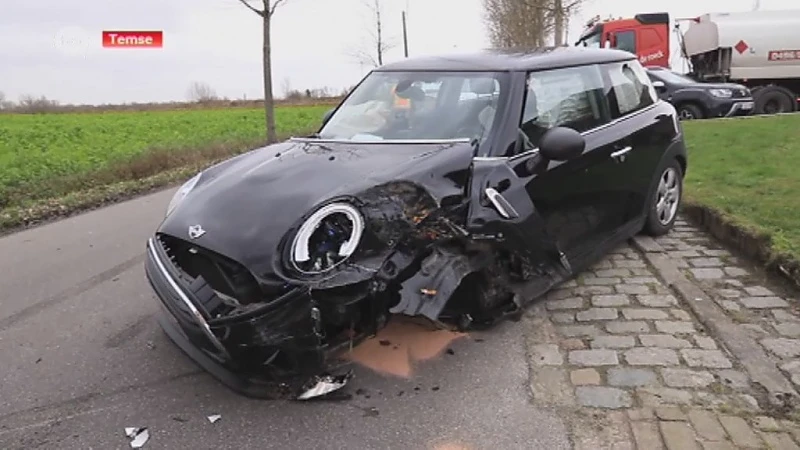 Auto tegen boom in Tielrode, bestuurder zwaargewond