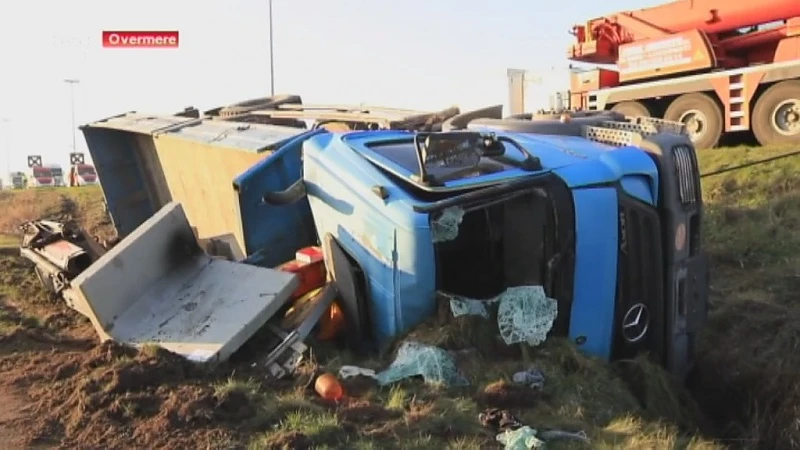 Overmere: File op de E17 door vrachtwagen in de berm