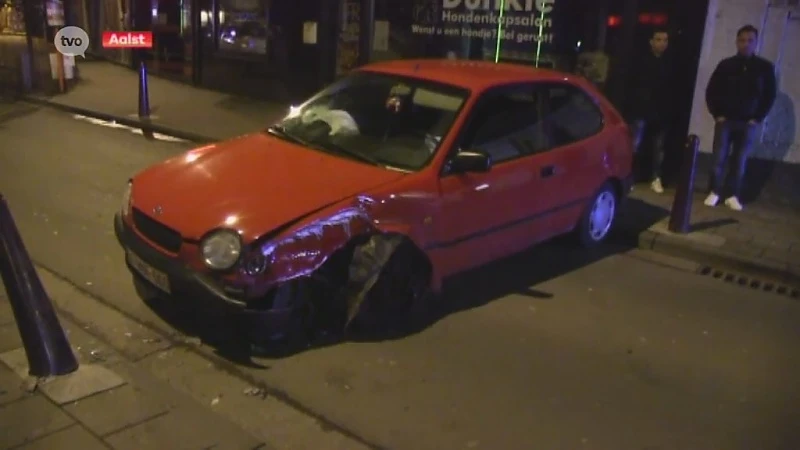 Aalst: Auto knalt met hoge snelheid tegen paaltjes aan