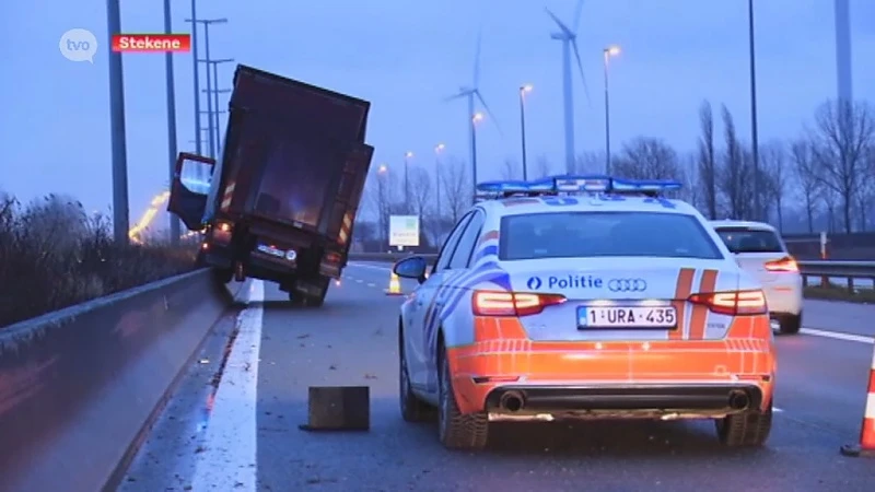 Vrachtwagen belandt op middenberm E34