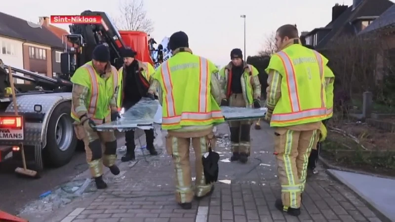Vrachtwagen verliest lading glas in Hoge Bokstraat in Sint-Niklaas