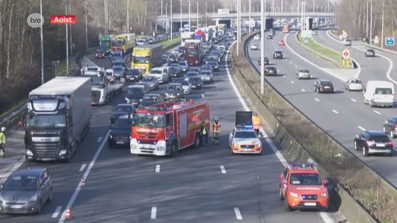 Twee auto's en vrachtwagen betrokken bij ongeval op E40 in Aalst