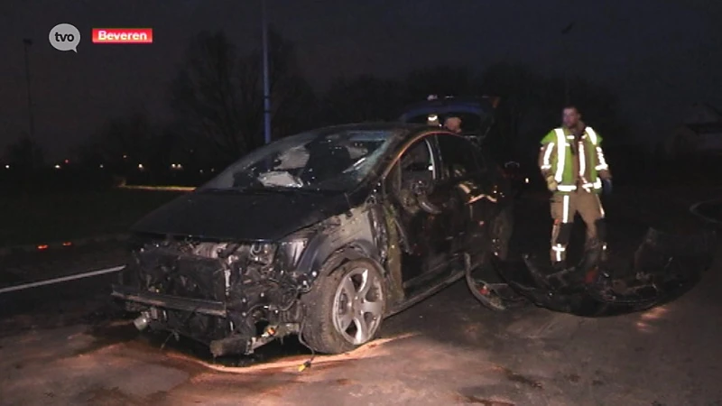 Autobestuurder rijdt in duisternis in op betonblokken aan rotonde in Verrebroek