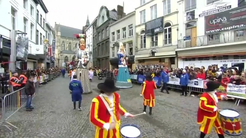 De Aalsterse Gilles, de reuzen en keizer Kamiel trappen de stoet op gang