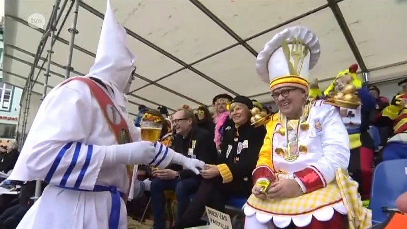 Losse groep 't Reigert serveert "Forza Witkap" in KKK-tenue