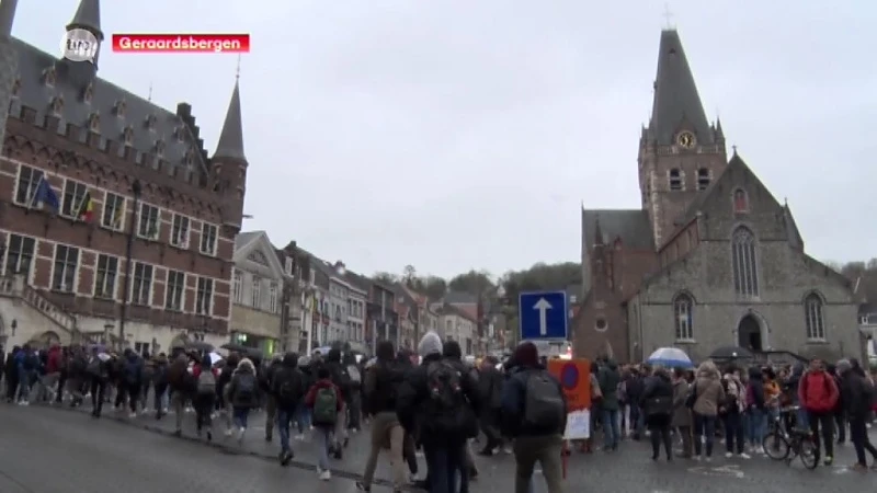 Klimaatmars Geraardsbergen zorgt voor verdeeldheid, deel scholieren stapt niet mee en blijft op school