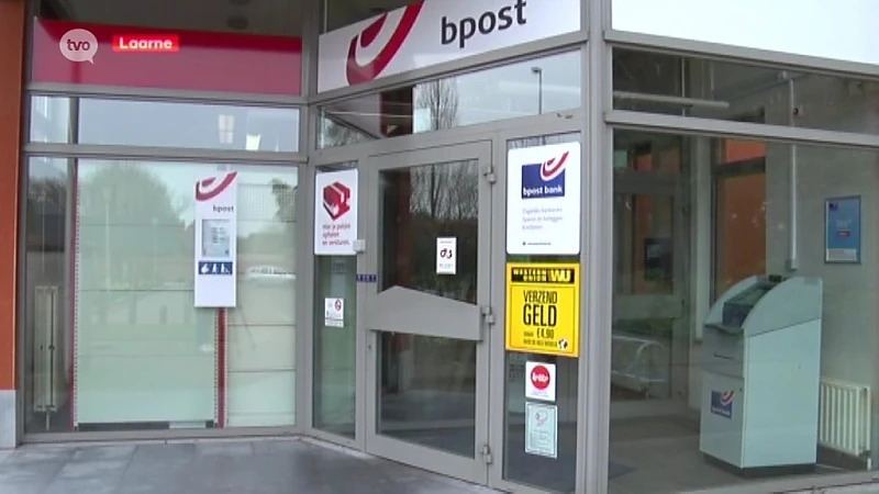 Gewapende overvallers bedreigen vrouwelijke bediende van postkantoor en vluchten met buit