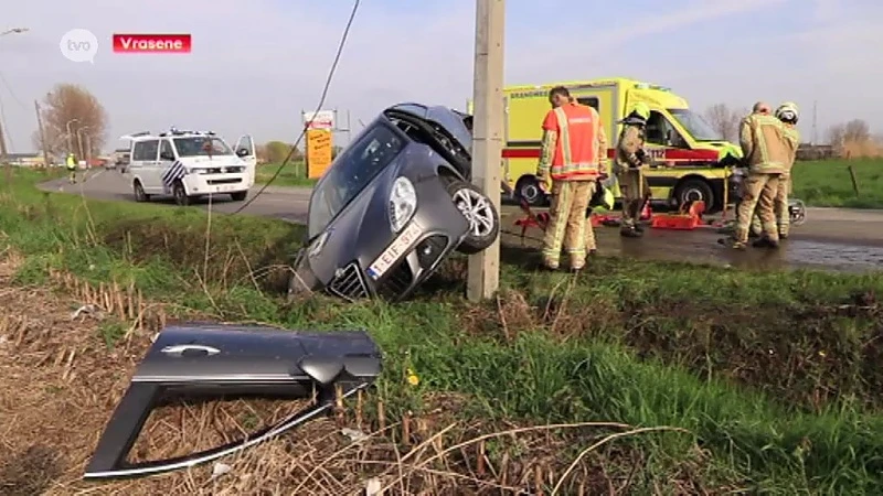 Vrasene: Auto vliegt uit bocht en ramt verlichtingspaal