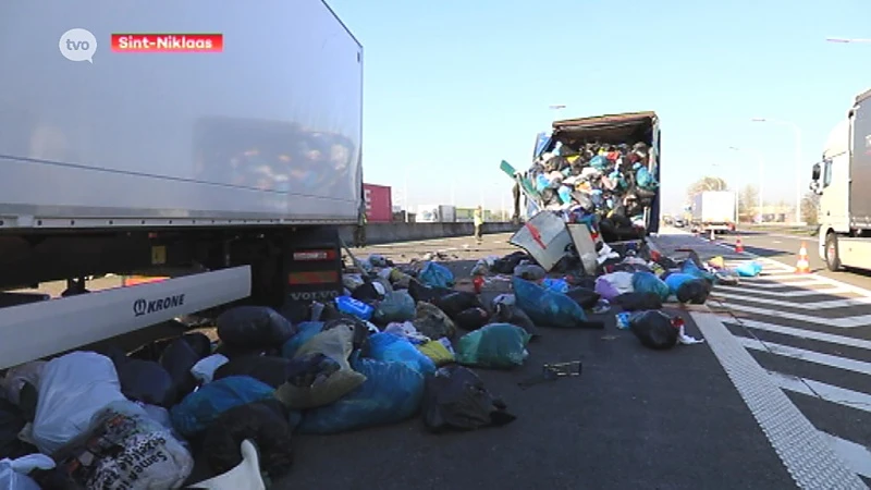 Hulpdiensten vreesden ervoor, vrachtwagen rijdt in op file op E17 in Sint-Niklaas