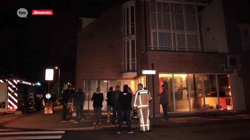 Autobestuurder rijdt in gevel broodjeszaak en pleegt vluchtmisdrijf in Beveren