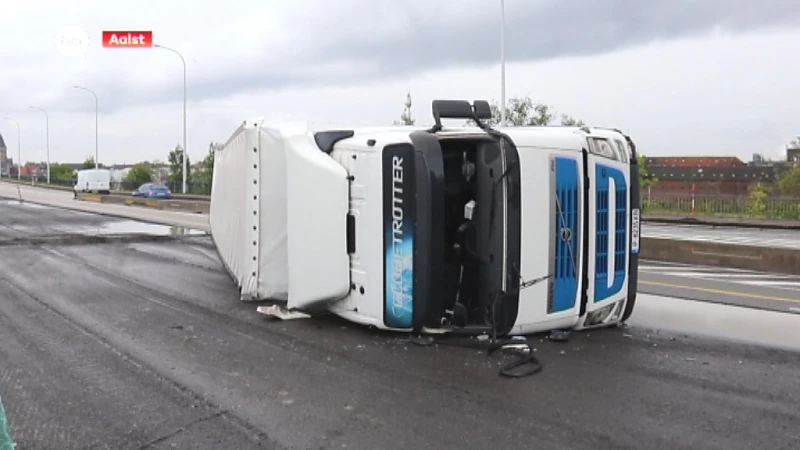 Vrachtwagen kantelt op viaduct van Aalst dat wordt heraangelegd