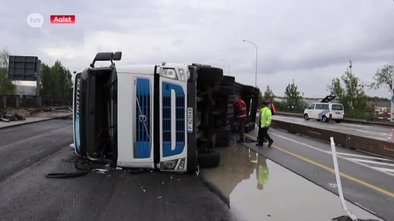 Hoofdafbeelding voor artikel Vrachtwagen kantelt op viaduct…