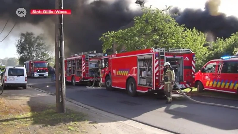 Sint-Gillis-Waas: Hevige brand legt schuur in de as