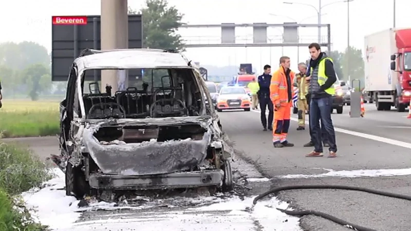 Auto brandt volledig uit op E17 in Haasdonk