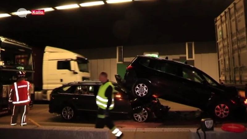 Verkeer aan Beverentunnel opnieuw muurvast door spectaculair ongeval