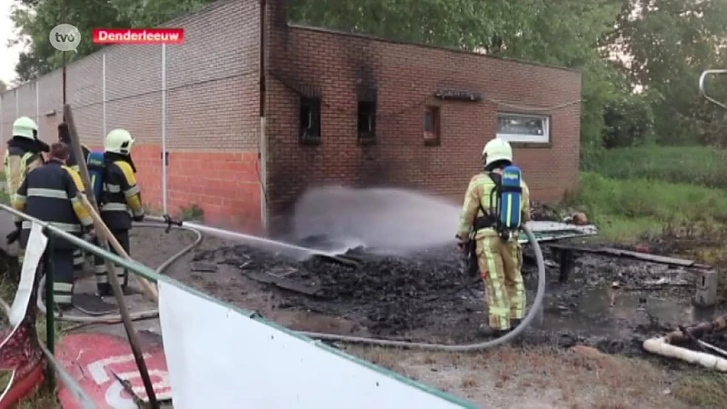 Tuinhuis brandt uit in Denderleeuw, mogelijk brandstichting