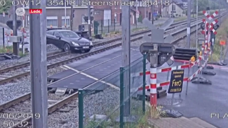 Vrouw belandt met auto op treinsporen nadat ze wegomlegging negeert