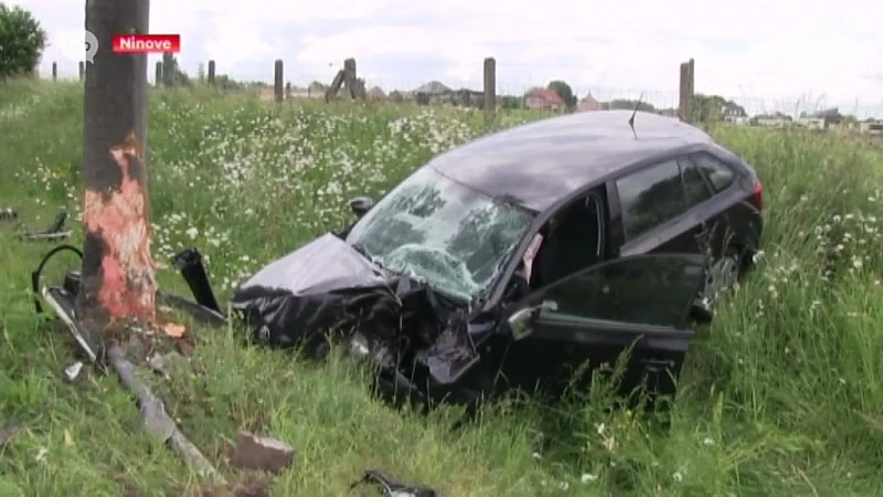Auto belandt tegen boom in Ninove, bestuurder zwaargewond