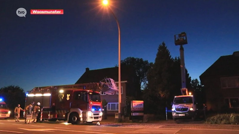 Brandweer haalt twee kinderen uit defecte hoogtewerker in Waasmunster
