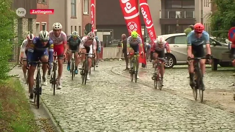 Fans van ritwinnaar Evenepoel op post langs kasseistrook in Velzeke
