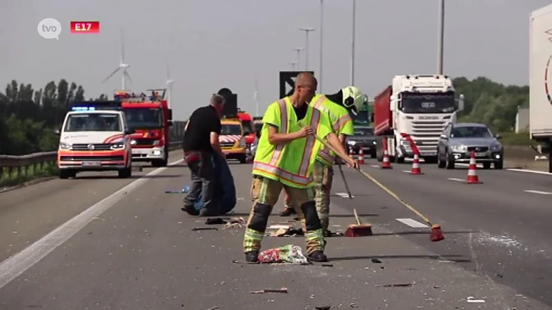 Roemeense familie verliest inboedel op E17 en rijdt verder