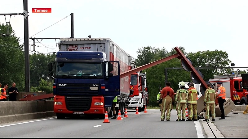 Vrachtwagen ramt hoogtebeperker Scheldebrug Temse