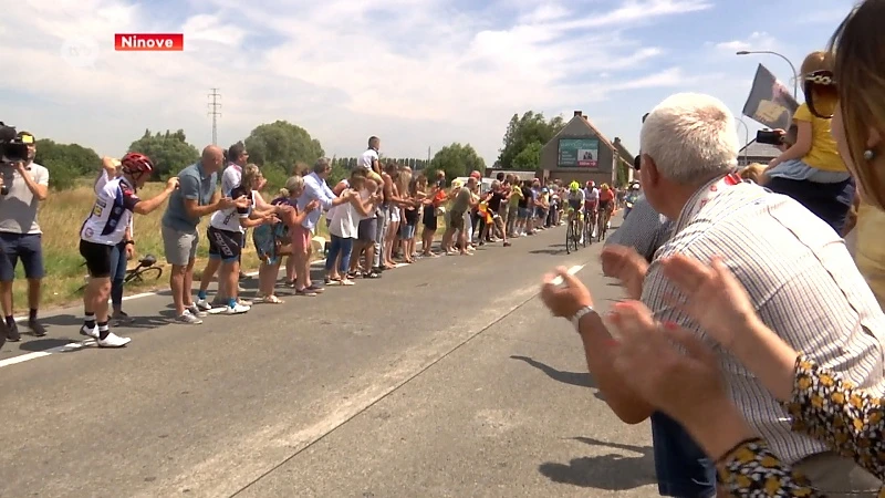 Tour 2019: Familie en vrienden groeten "hun" Laurens De Plus in thuisstad Ninove