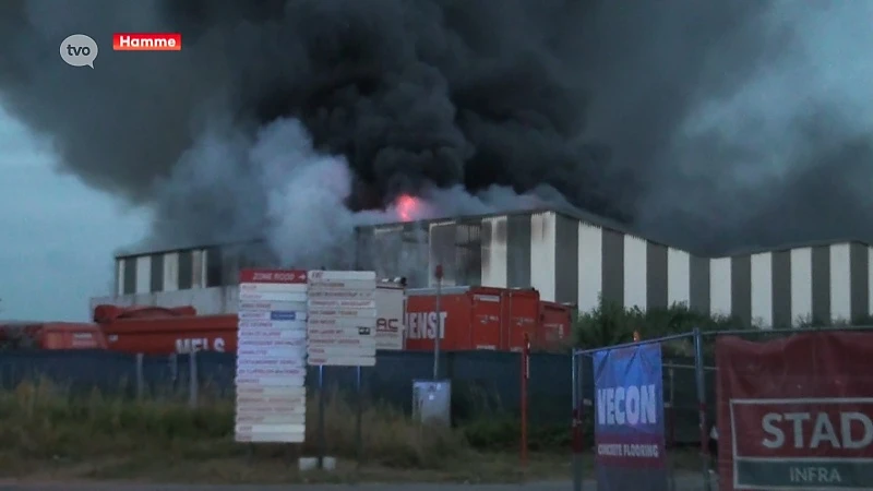 Hevige brand bij afvalverwerker in Hamme, buurt moet ramen en deuren gesloten houden