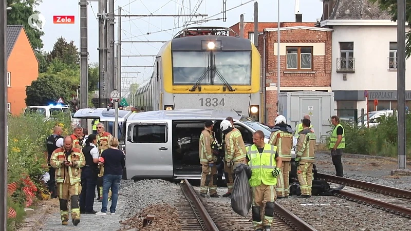 Bestelwagen gegrepen door trein in Zele, 4 inzittenden gewond