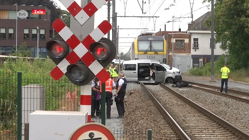 Trein ramt auto in Zele: bestuurder zonder rijbewijs slalomde tussen de slagbomen