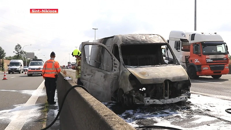 Verkeershinder op E17 door brandend voertuig in Sint-Niklaas