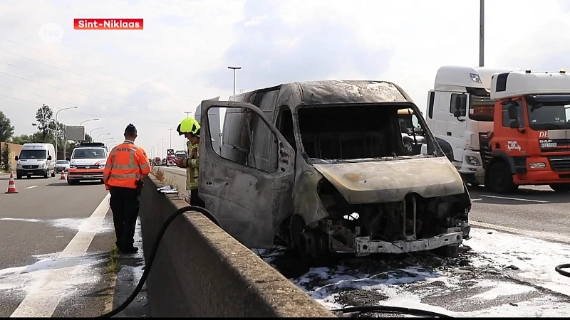 Verkeershinder op E17 door brandend voertuig in Sint-Niklaas