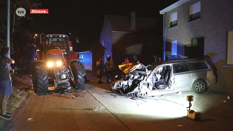 Chauffeur zwaargewond na frontale klap tegen tractor in Denderwindeke