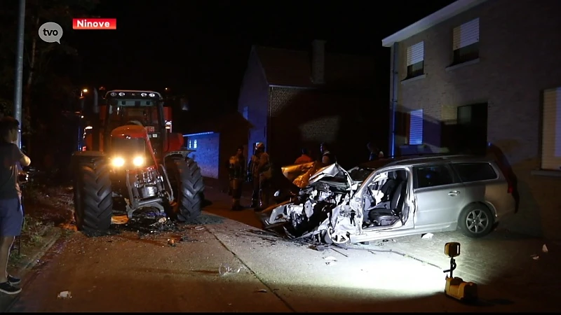 Chauffeur zwaargewond na frontale klap tegen tractor in Denderwindeke