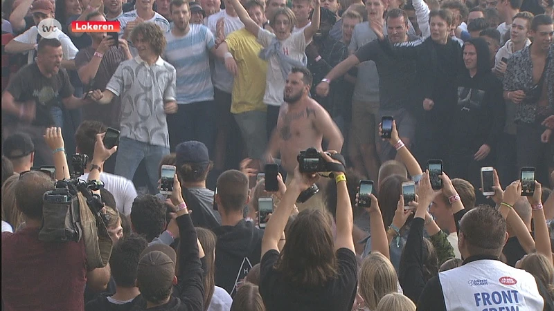 Zwangere Guy deelt muzikale kopstoot uit en zorgt voor ongeziene moshpit