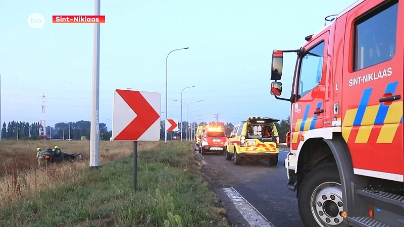 Sint-Niklaas: Auto over de kop, slachtoffer zwaargewond