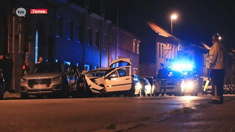 Autobestuurder moet uitwijken voor kat en rijdt auto's tot schroot