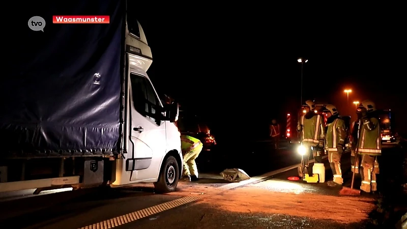 E17 Waasmunster: Poolse bestelwagen rijdt in op stilstaand voertuig