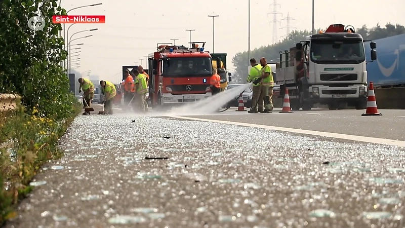 Vrachtwagen verliest lading ramen: E17 Sint-Niklaas bezaaid met glas