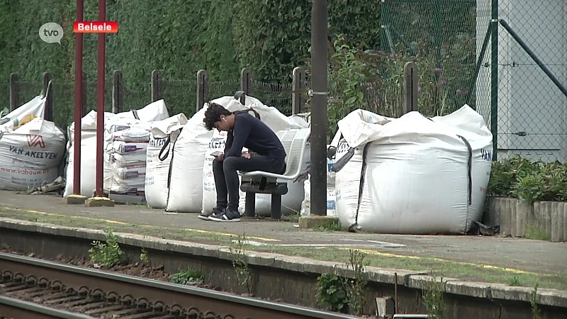 Puinzakken station Belsele staan er na 4 maanden nog altijd