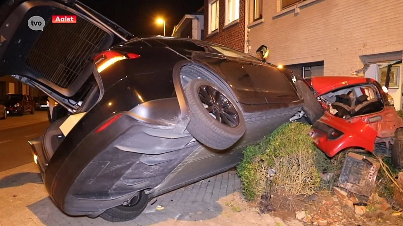 Tesla vliegt uit de bocht, 3 gewonden en 3 auto's en 2 gevels beschadigd