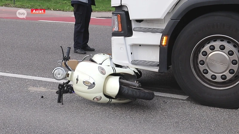 Aalst: Bromfietser komt onder vrachtwagen terecht