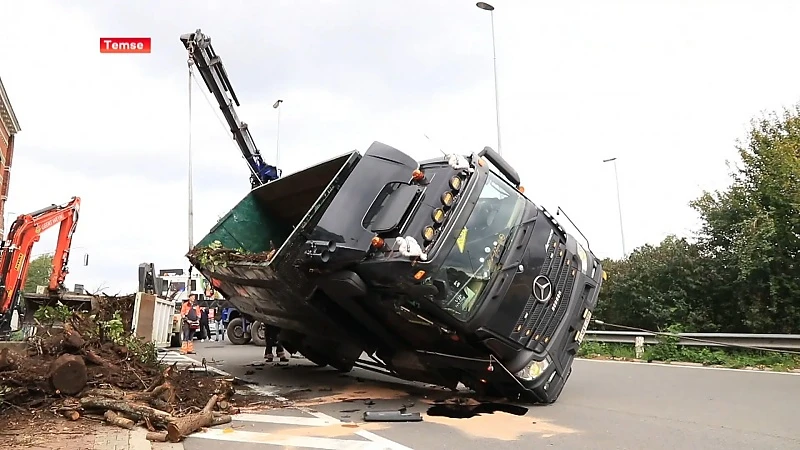 Vrachtwagen kantelt en verliest lading aan viaduct in Temse