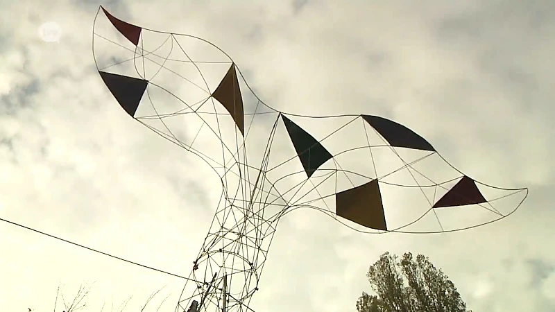 Kunstenaars werken aan enorme walvisstaart als eyecatcher voor Ros Beiaardommegang