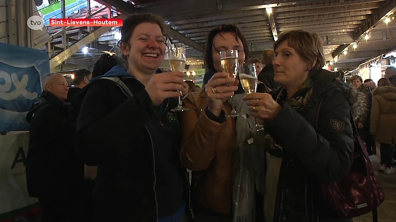 Houtem Jaarmarkt: Regen buiten, ambiance binnen in de tent