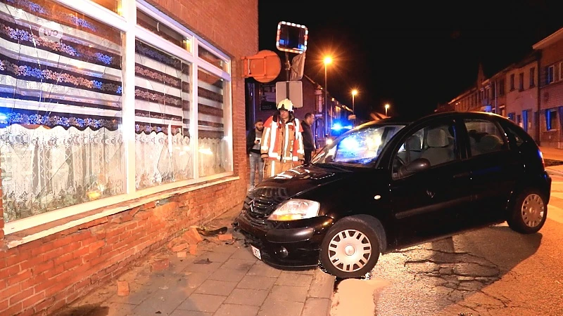 Temse: Auto ramt gevel in Hoogkamerstraat