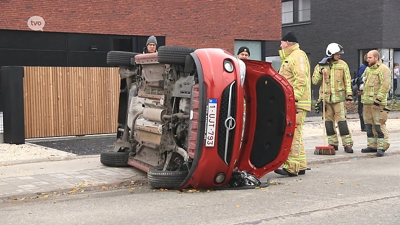 Auto over de kop in Hamme, bestuurster zwaargewond