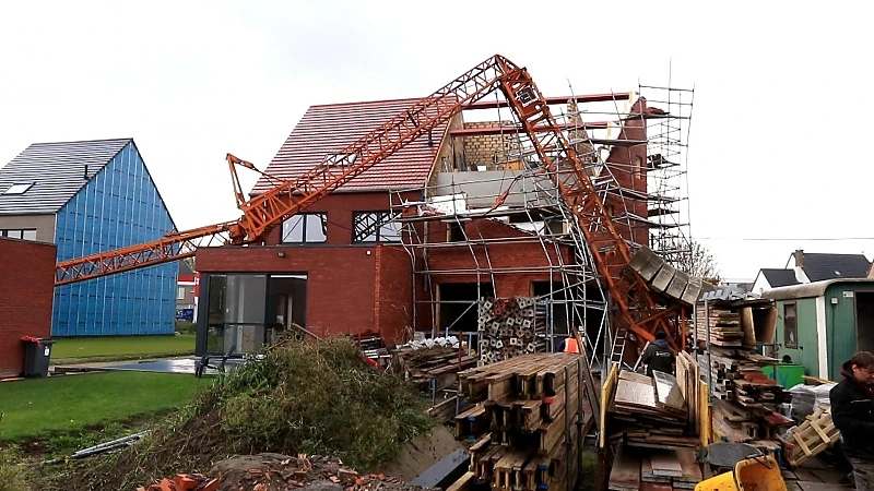 Sint-Niklaas: Bouwkraan komt terecht op twee nieuwbouwhuizen