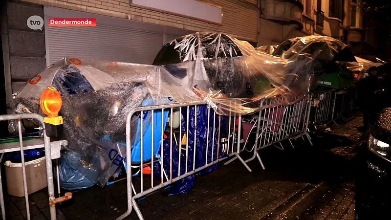 Honderden mensen trotseren regen en koude voor tribunekaart Ros Beiaard